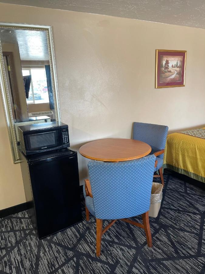 Hotel & Riverton