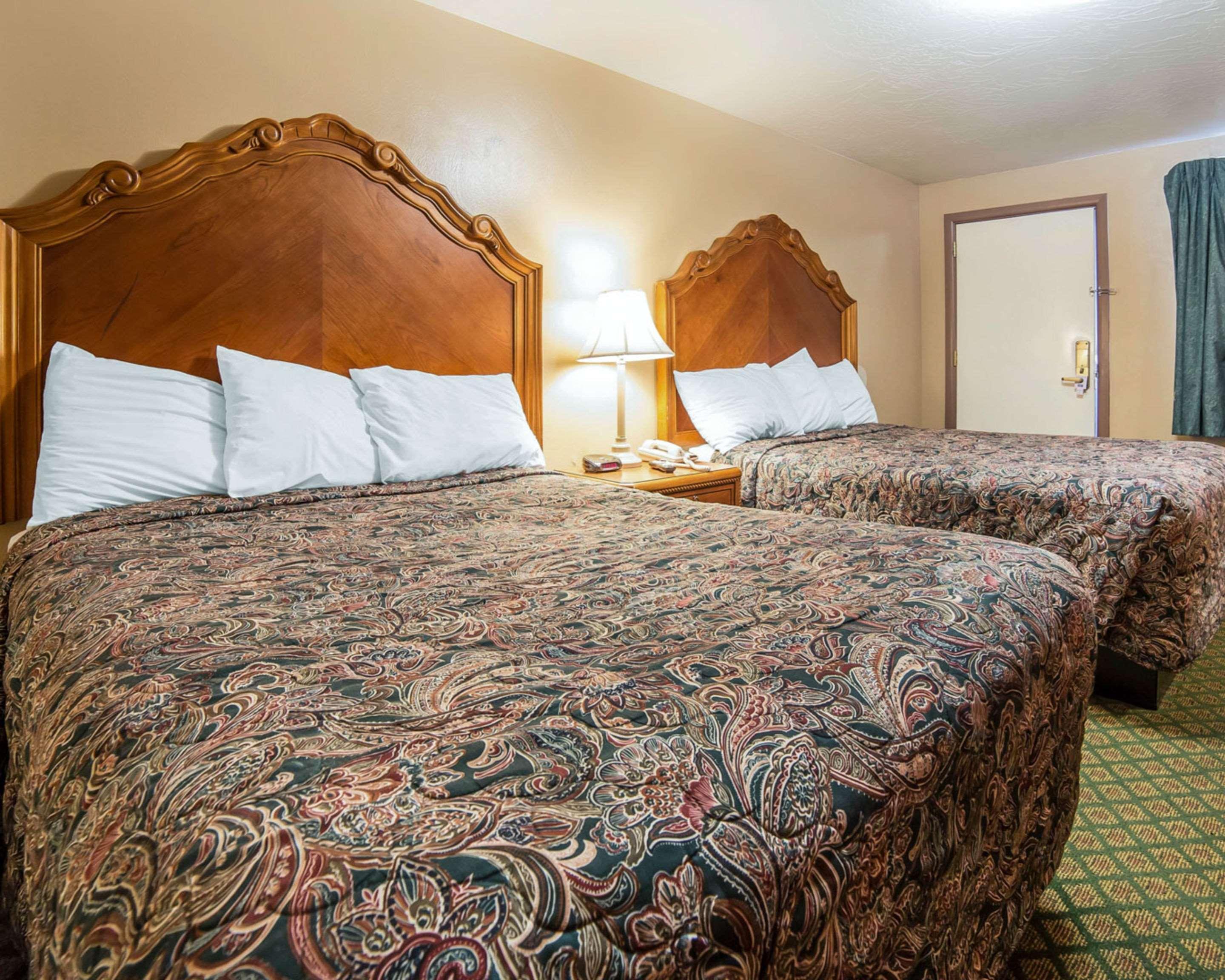 Hotel & Riverton