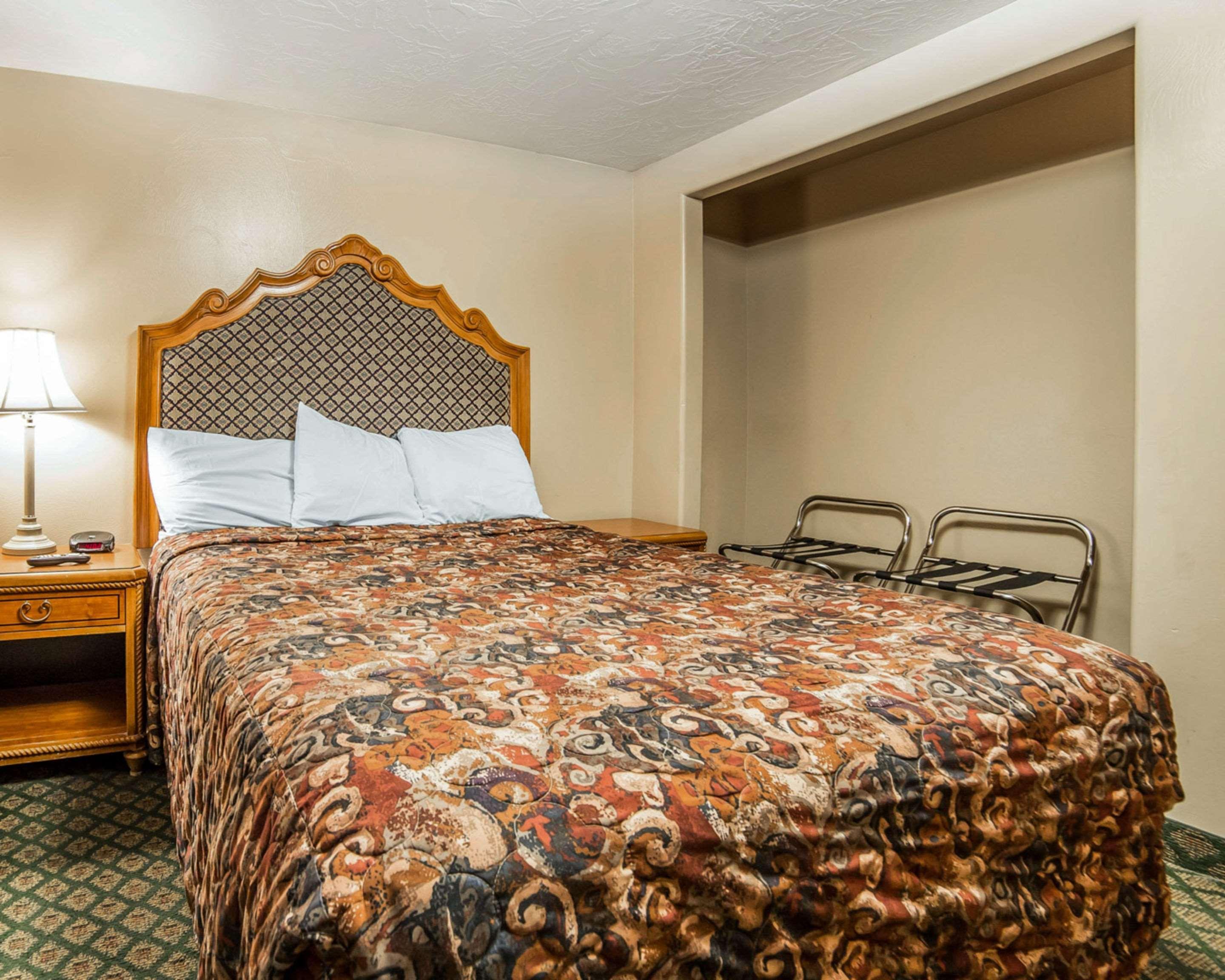 Hotel & Riverton