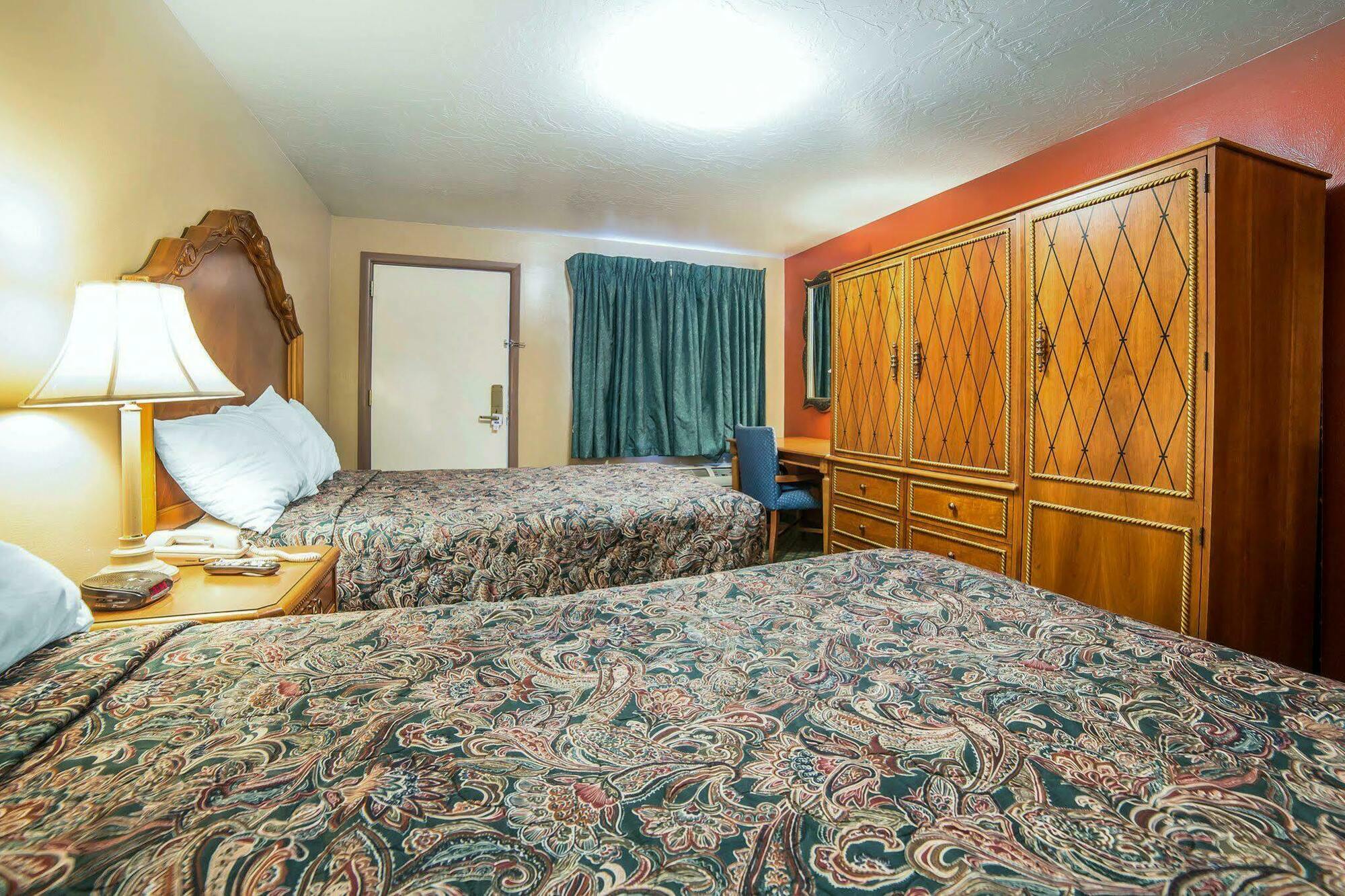 Hotel &